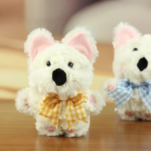 Dettaglio del ciondolo in peluche Westie bianco con fiocco giallo a quadretti