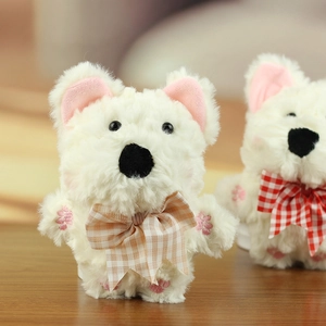 Dettaglio del ciondolo peluche West Highland Terrier con pelliccia testurizzata e ricami
