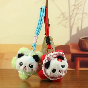 Detail von Plüsch-Panda-Anhängern mit Spitzenhalsband und gewebtem Band in Soft-Optik