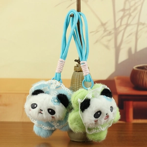 Detail von Plüsch-Panda-Schlüsselanhängern mit Stickerei, Perlenblumen und Spitzenkragen