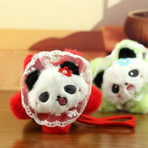 Nahaufnahme von Panda-Plüsch-Schlüsselanhänger mit Blumenstickerei und Spitzenhalsband