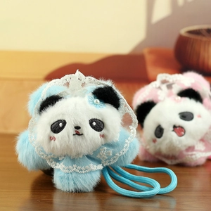 Nahaufnahme von Plüsch-Panda-Schlüsselanhängern mit Spitzenkante und Blumendekor