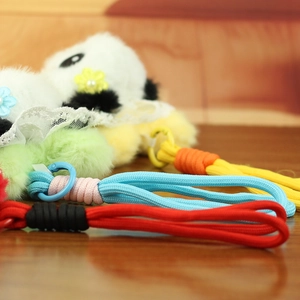 Detail bunter handgewebter Schlüsselbänder an Panda-Plüschanhängern mit Spitze und Blumen