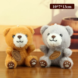 Schattige bruine en grijze teddybeer sleutelhangers met lederen labels op hout