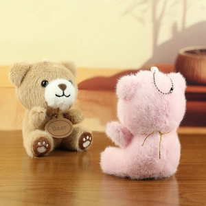 Detailopname van schattige pluche teddybeerhangers in bruin en roze met zachte imitatiebont