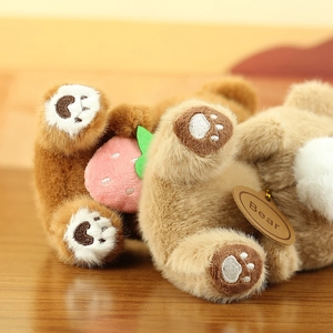 Detail van pluchen teddybeer met pootborduursel en vintage label op houten tafel