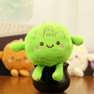 Dettaglio di un peluche mooncake verde con ricamo Fu e un simpatico viso sorridente