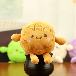 Dettaglio del portachiavi in peluche a forma di torta lunare con ricamo portafortuna