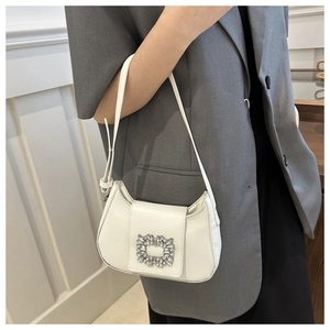 Détail du sac demi-lune en cuir blanc avec boucle en cristal et bandoulière élégante