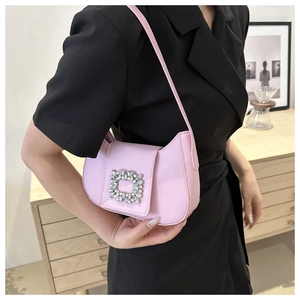 Détail du sac bandoulière rose avec boucle rectangulaire en strass brillant