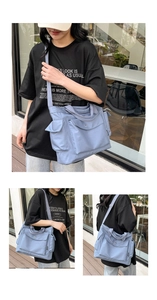 Détail du sac à bandoulière en nylon imperméable avec plusieurs poches et sangle réglable