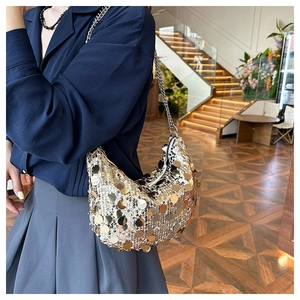 Vista dettagliata della borsa hobo con paillettes dorate e tracolla a catena fine