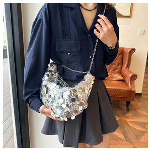 Borsa a spalla in paillettes argento a mezzaluna con catena per feste serali