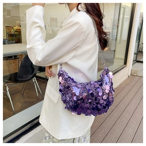 Dettaglio borsa a mezzaluna con paillettes viola e tracolla a catena argentata