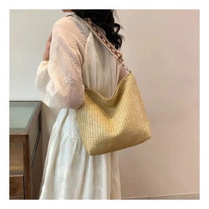 Détail du sac hobo tissé avec bandoulière large en jacquard de style bohème