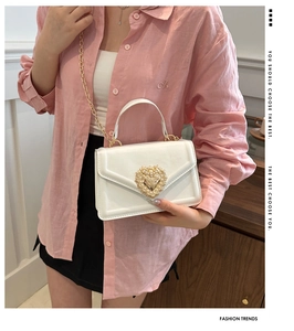 Détail du sac bandoulière blanc en similicuir avec boucle cœur perle et bandoulière