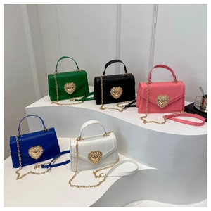 Sacs à bandoulière en cuir aux couleurs acidulées avec boucles dorées en forme de cœur