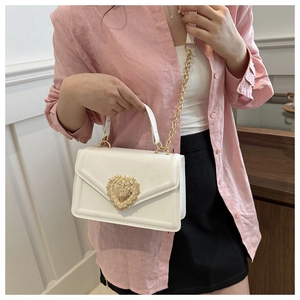 Petit sac carré blanc chic avec fermoir cœur en perles dorées et bandoulière chaîne