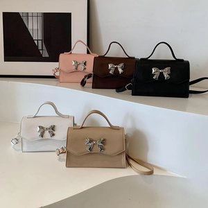 Mini borsa a tracolla chic con fiocco in metallo in cinque colori e tracolla regolabile