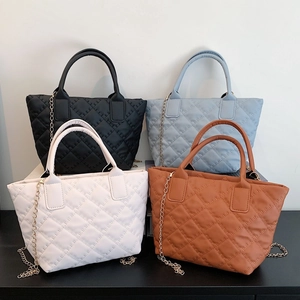 Borsa a secchiello trapuntata con catene dorate in nero, blu, bianco e marrone