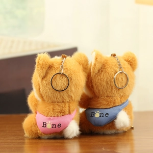 Détail de porte-clés Shiba Inu en peluche avec motifs décoratifs Bone bleu et rose