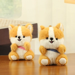 Gros plan de porte-clés chiots Shiba Inu en peluche avec sacs à dos sur bois