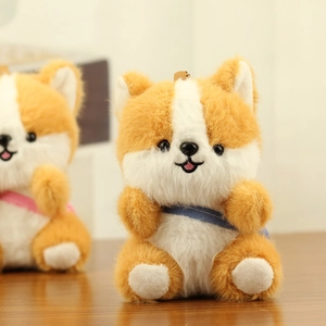 Détail d'un mignon porte-clés peluche Corgi orange avec sangle bleue et crochet métal