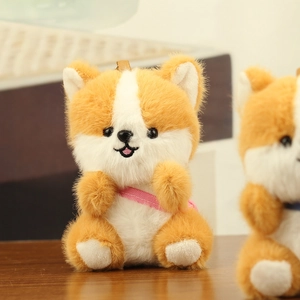 Détail d'un porte-clés Shiba Inu en peluche avec fourrure marron douce et ruban rose