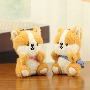 Détail de porte-clés peluche Shiba Inu mignons avec petits sacs à dos sur bois