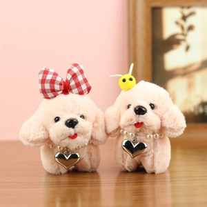 Deux porte-clés poodles en peluche avec nœud, accessoire abeille et pendentif cœur sur bois