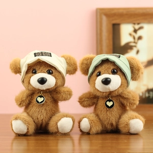 Portachiavi orsetti di peluche marroni con cappelli a maglia e ciondoli a cuore