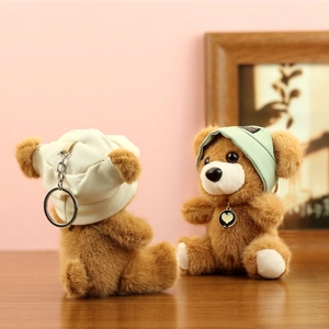 Portachiavi orsetto di peluche marrone con mini cappello e ciondolo a cuore su legno