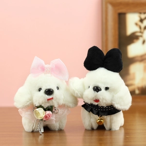 Paire de peluches chiots avec nœuds en dentelle rose et colliers en velours noir