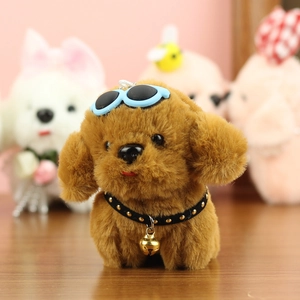 Détail du porte-clés chien en peluche avec lunettes, collier à rivets et clochette dorée