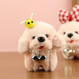 Détail du porte-clés chiot en peluche avec collier de perles et pendentif coeur