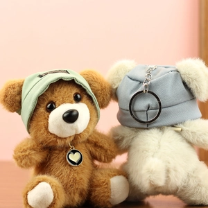 Dettaglio di simpatici orsetti di peluche con cappelli di maglia e portachiavi
