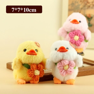 Portachiavi papera in peluche giallo, bianco e rosa con dettagli floreali all'uncinetto