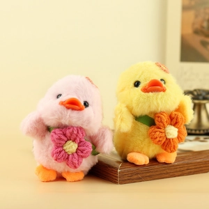 Dettaglio di anatroccoli di peluche rosa e gialli con fiori lavorati a maglia su base in legno