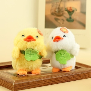 Dettaglio di anatroccoli di peluche gialli e bianchi con fiori e trifoglio in maglia