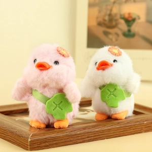 Dettaglio di simpatici ciondoli a forma di anatra in peluche rosa e bianco con borse