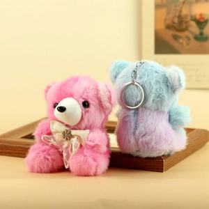 Dettaglio di portachiavi a forma di orsetto in morbido peluche con fiocco di pizzo