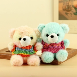 Dettaglio di peluche orsetti colorati con maglioni lavorati a maglia arcobaleno e verdi