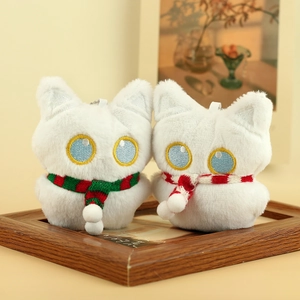 Detailopname van witte pluchen kattenhangers met gekleurde sjaals in een houten fotolijst