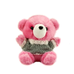 Orsetto di peluche rosa con maglione in maglia grigia isolato su sfondo bianco