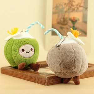 Dettaglio di simpatici ciondoli in peluche a forma di cocco con volti ricamati