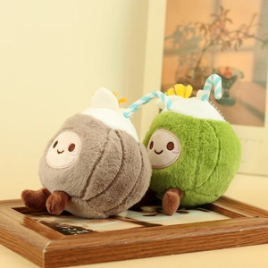 Dettaglio di ciondoli di peluche a forma di cocco con cannuccia e fiori decorativi