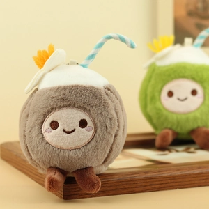 Dettaglio di un simpatico portachiavi a forma di cocco in peluche con ricami e cannuccia