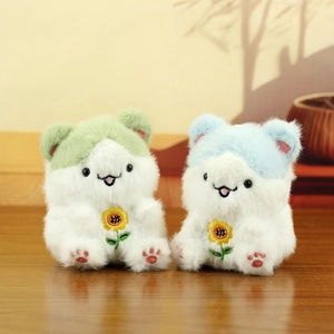 Dettaglio di portachiavi a forma di criceto in peluche con ricamo di girasole su legno