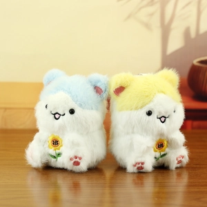 Dettaglio di portachiavi a criceto in peluche con ricamo a girasole in blu e giallo
