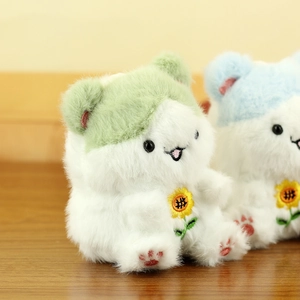 Dettaglio del peluche a forma di criceto con ricamo a girasole e morbido cappello colorato